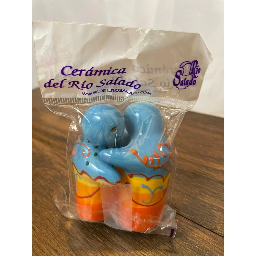 DEL RIO SALADO HUGGING SALT‎ & PEPPER SHAKER SET Hand Painted NEW